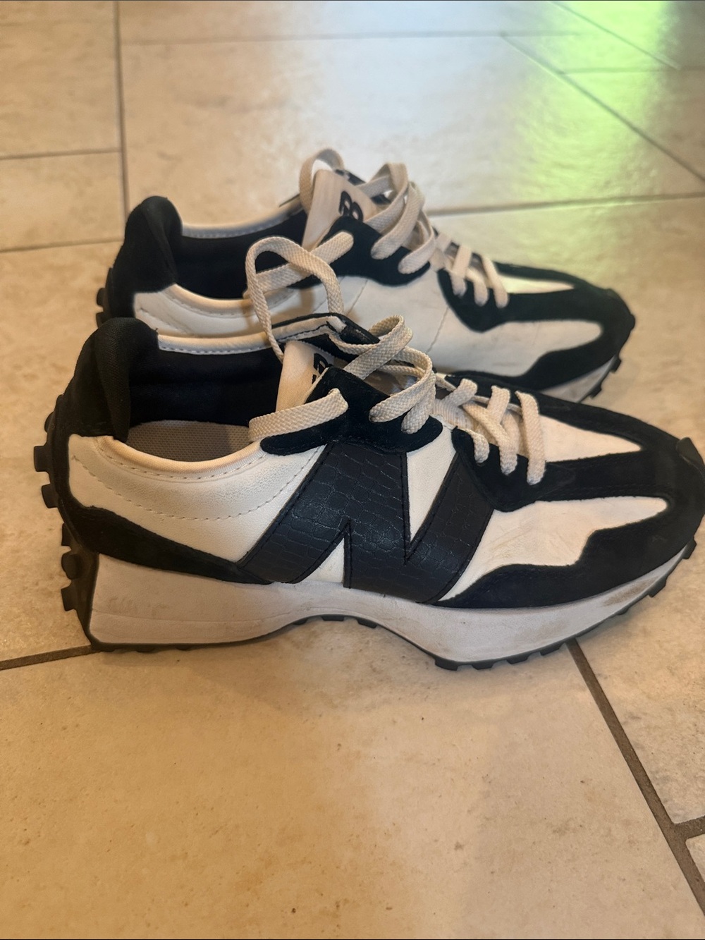 New Balance 327 RARE Black & White Sneaker